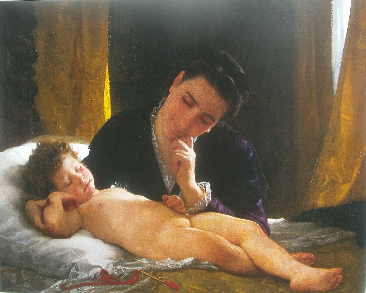 Giovane madre che contempla suo figlio